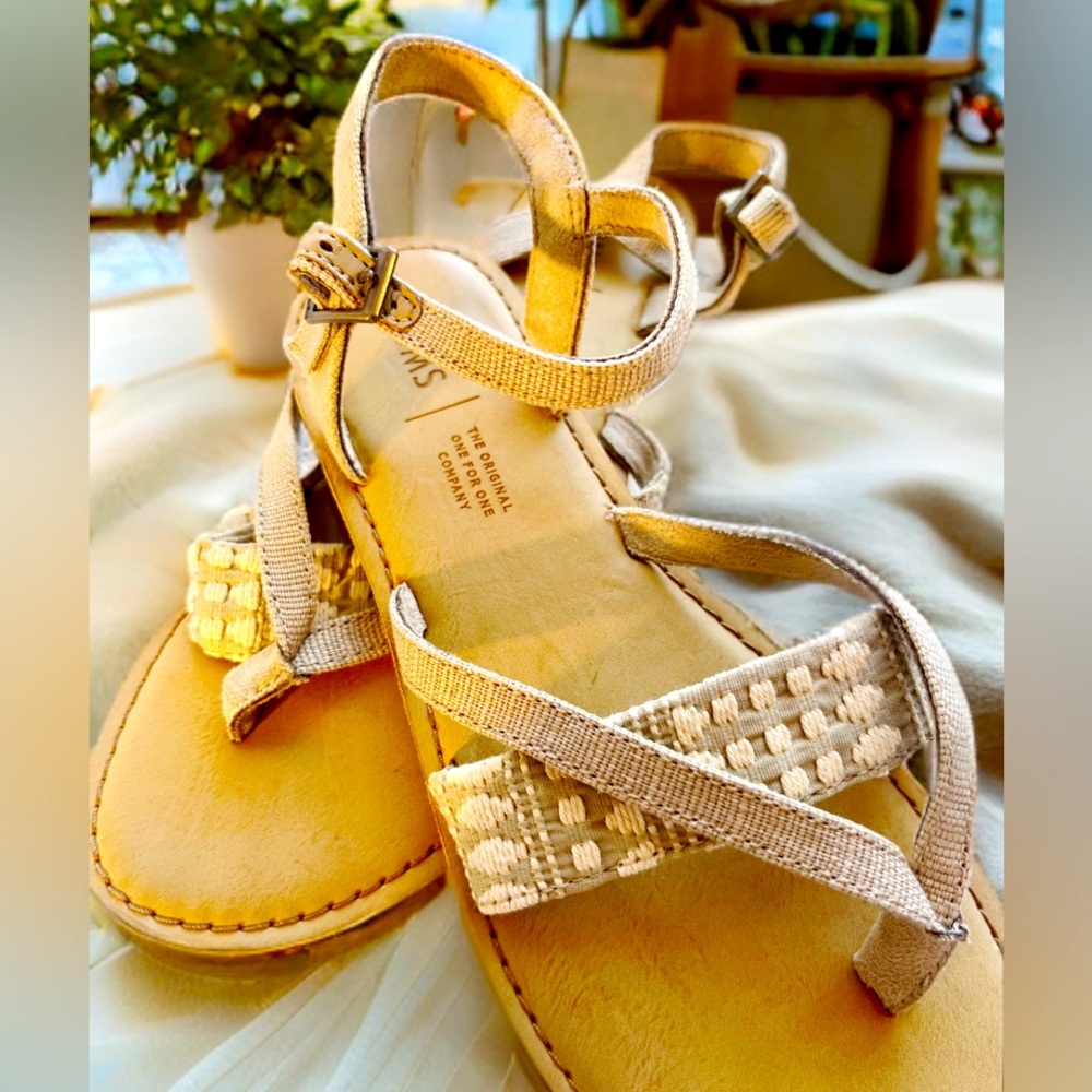 NWOT TOMS Lexie sandals- size 7